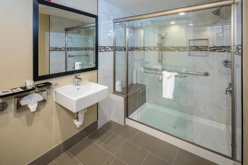 Best Western Plus Airport Inn And Suites image 6